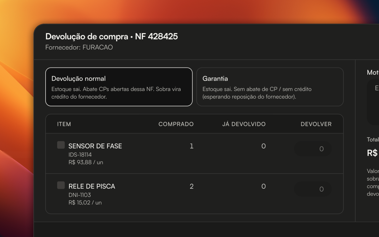 Tela de devolução de compra no Operify com toggle entre Devolução normal e Garantia, tabela de itens com quantidade comprada, já devolvida e a devolver